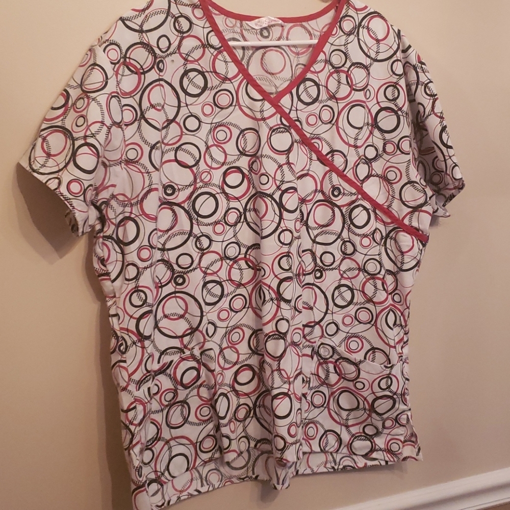 2XL scrub top w red & black circle pattern